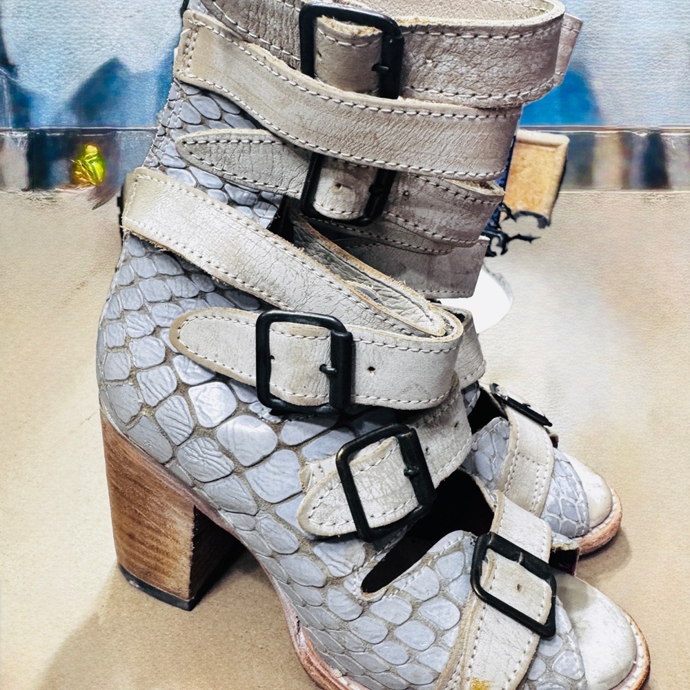 Free Bird Elegant Women's Textured Heeled Boots
